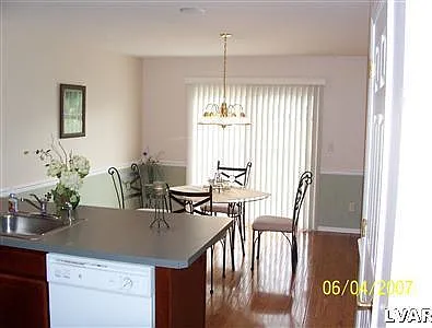 3 bed, 2.5 bath, 2252 sqft, $3,000 — Photo 3