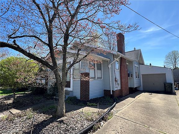 2nd image of 1126 18th St NE