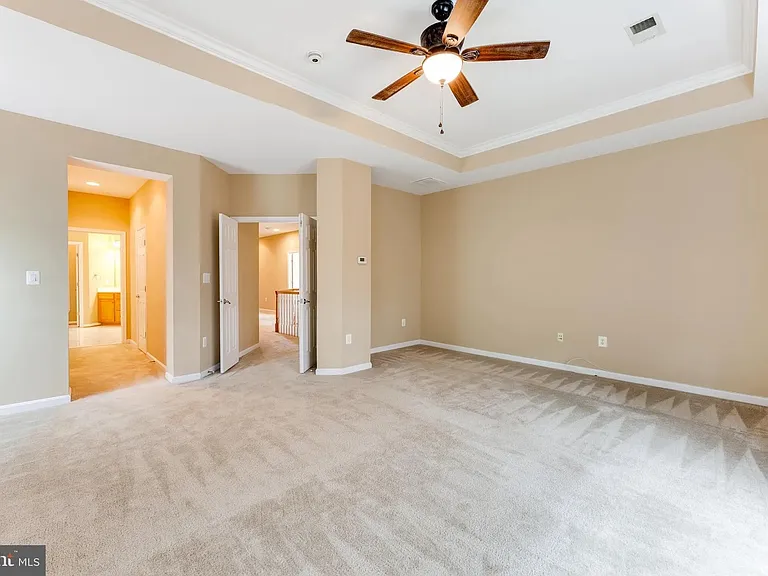 Grand Master Bedroom 18'x22'