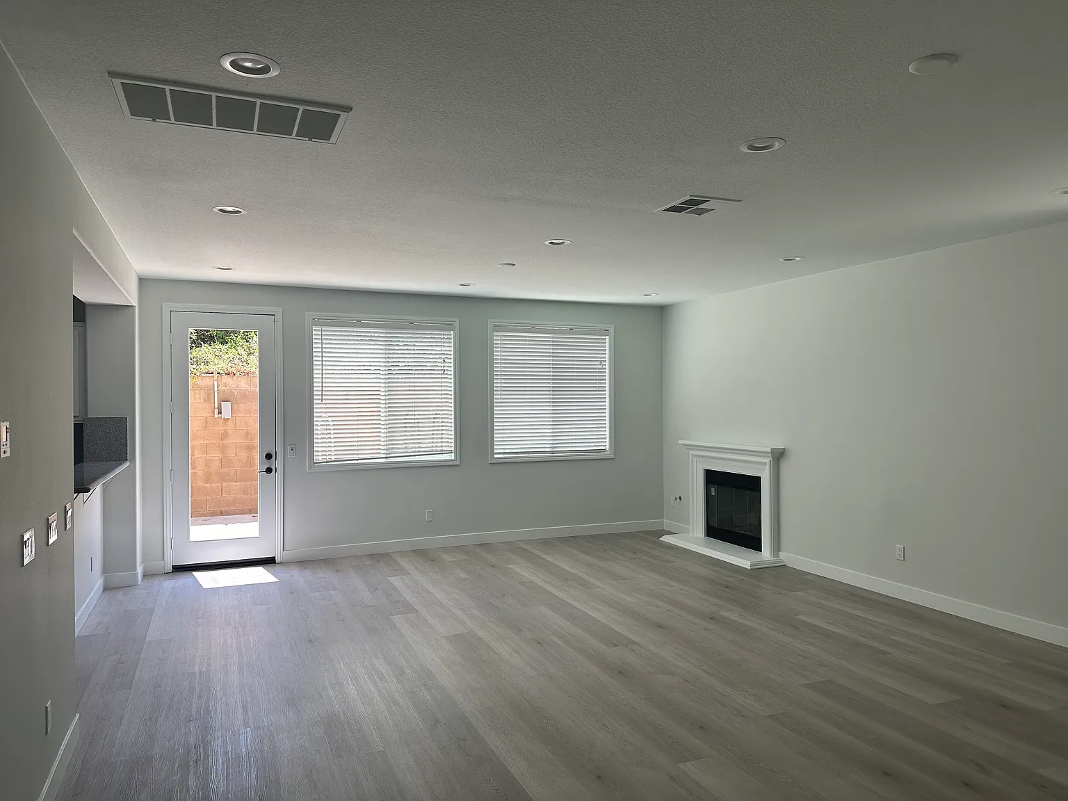 25201 Lemongrass St — Photo 3
