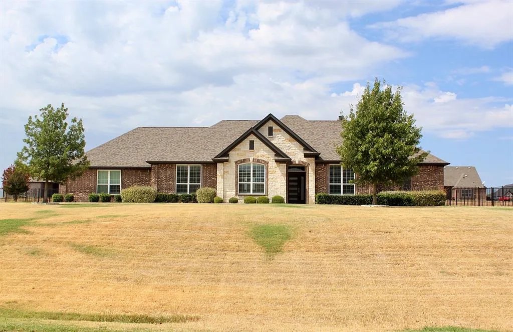 4 bed, 2.5 bath, 2436 sqft, $3,300 — Photo 1