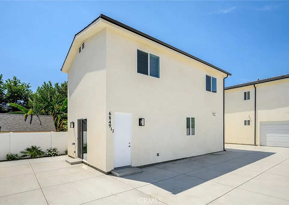 6849 De Celis Pl