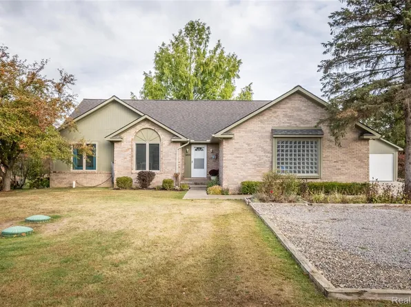 1455 Orion Rd, Lake Orion, MI 48362
