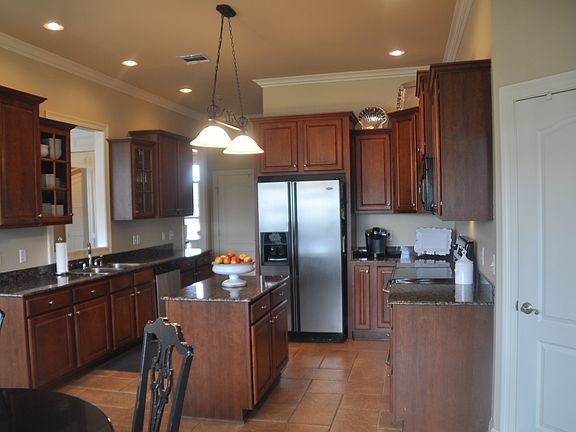Kitchen w breakfast area