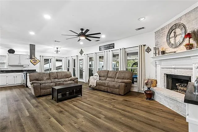 4 bed, 2.0 bath, 2087 sqft, $2,700 — Photo 4