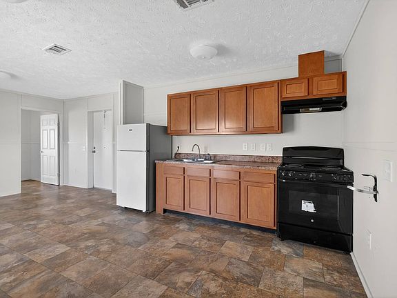 2nd image of 250 Nelle Ave #S