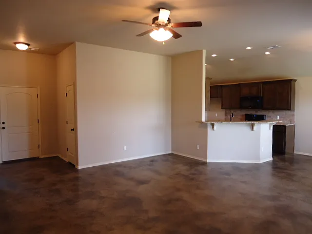 800 S Bouziden Dr — Photo 3