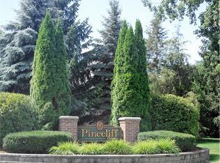 447 Pinecliff Ct, Waterford, MI 48327