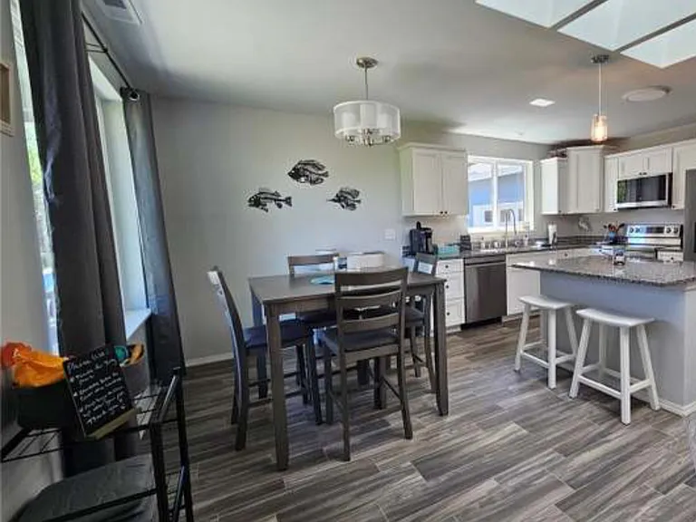 Tonquin Ave SW — Photo 2