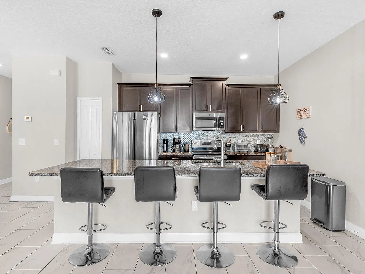 4 bed, 1914 sqft, $2,700 — Photo 4