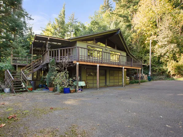 207 Laskey Rd, Reedsport, OR 97467