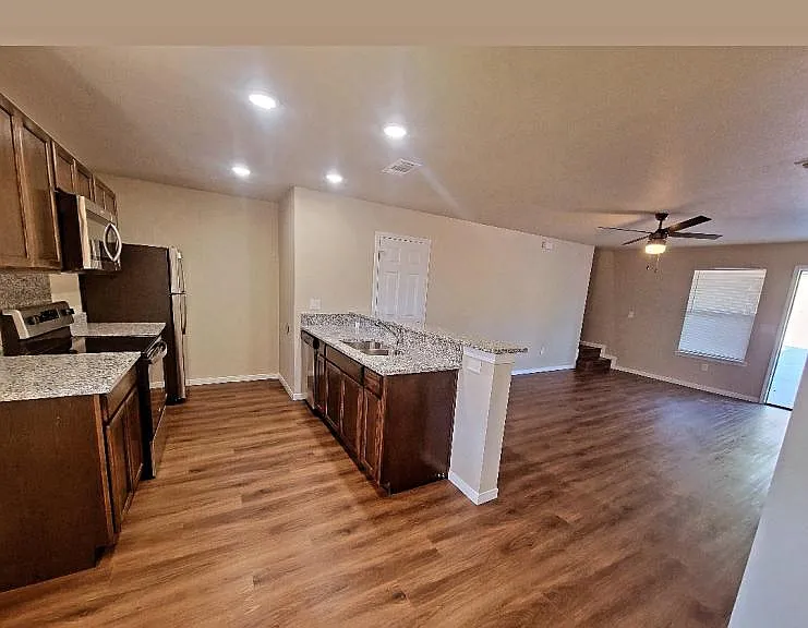 512 Raymond St #B — Photo 9