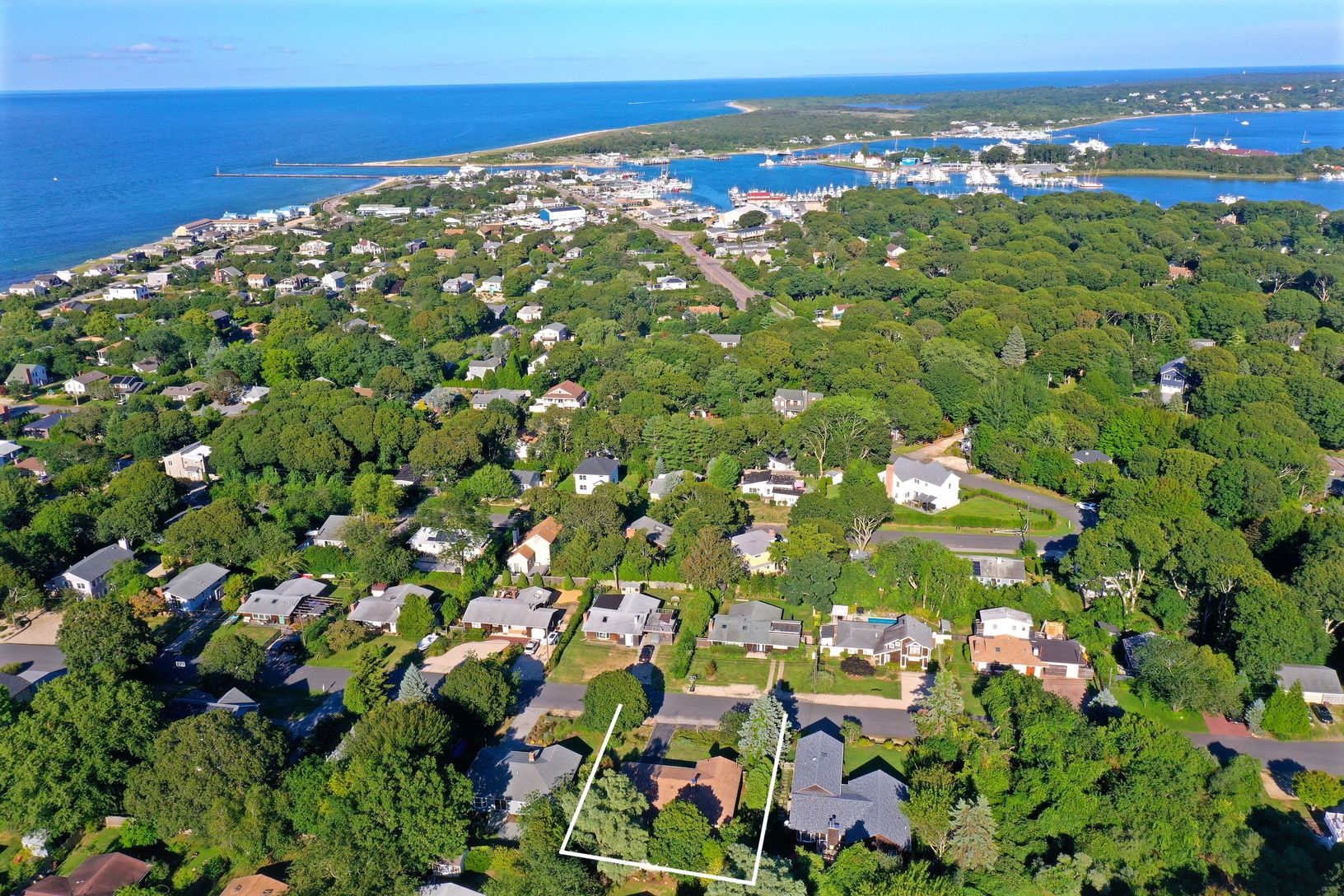  Close to jetty, Gosmans, shops and restaurants