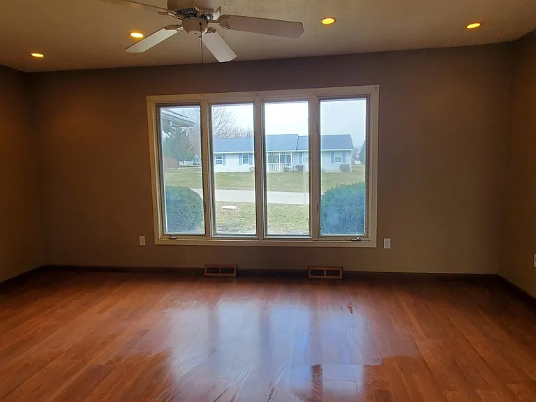 818 N Timberline Cir W — Photo 3