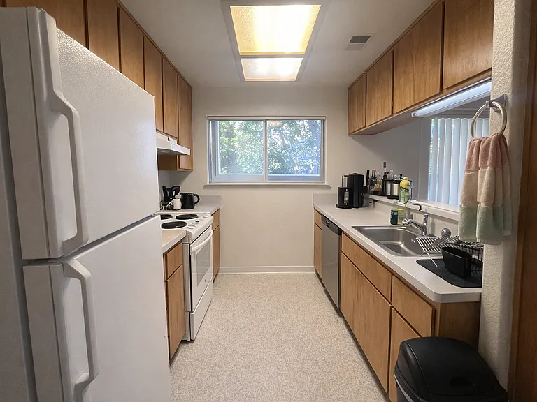 645 Adams St #5 — Photo 14