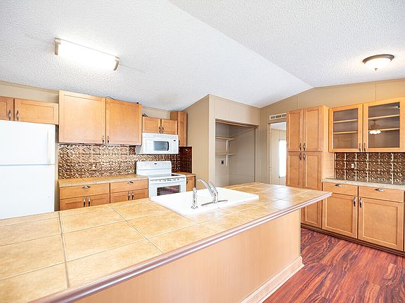 2141-Country-Club-Road-50-kitchen_05152024
