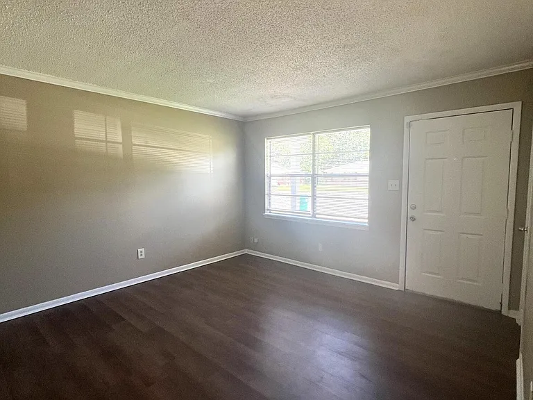 104 Michael Ct — Photo 4