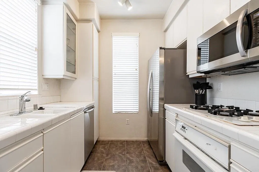 2 bed, 944 sqft, $3,295 — Photo 4