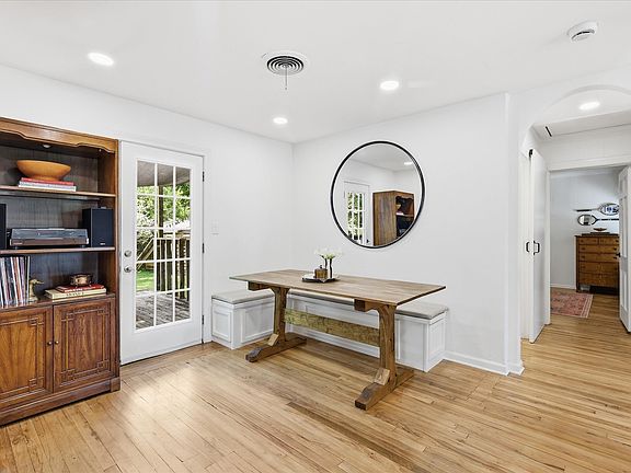3rd image of 5004 Lovell Ave