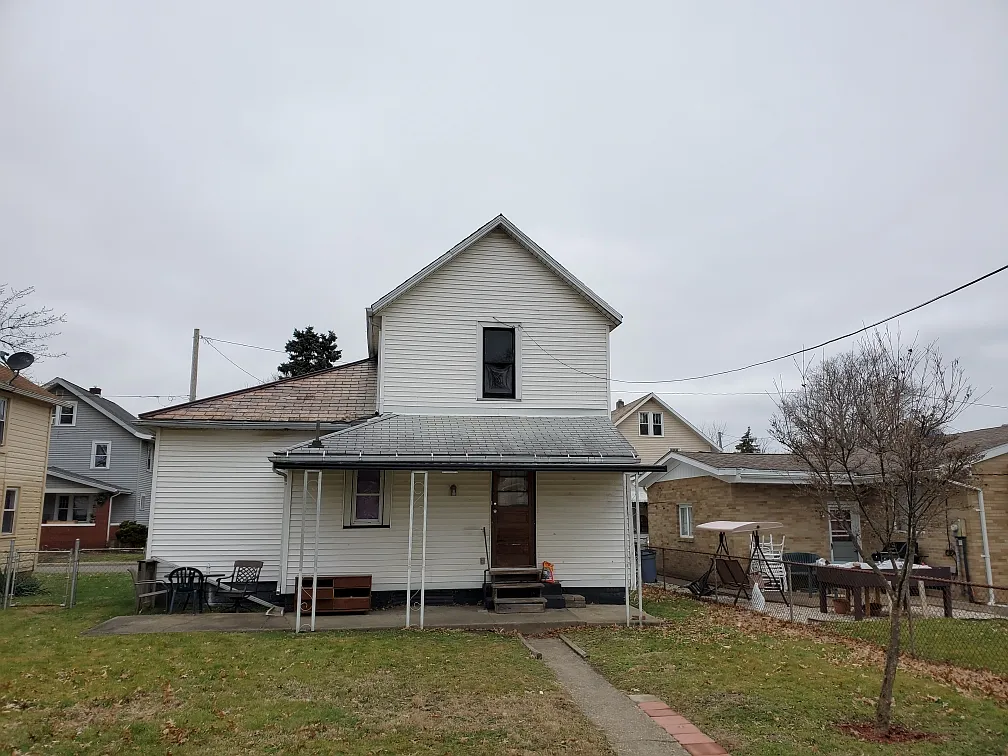218 E 6th St photo 1