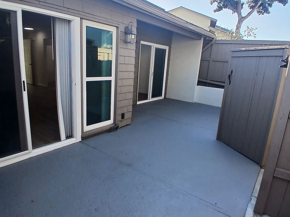 Outdoor living space to entry
