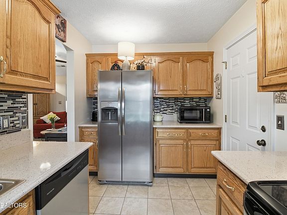 3rd image of 6115 Emerald Hills Ln