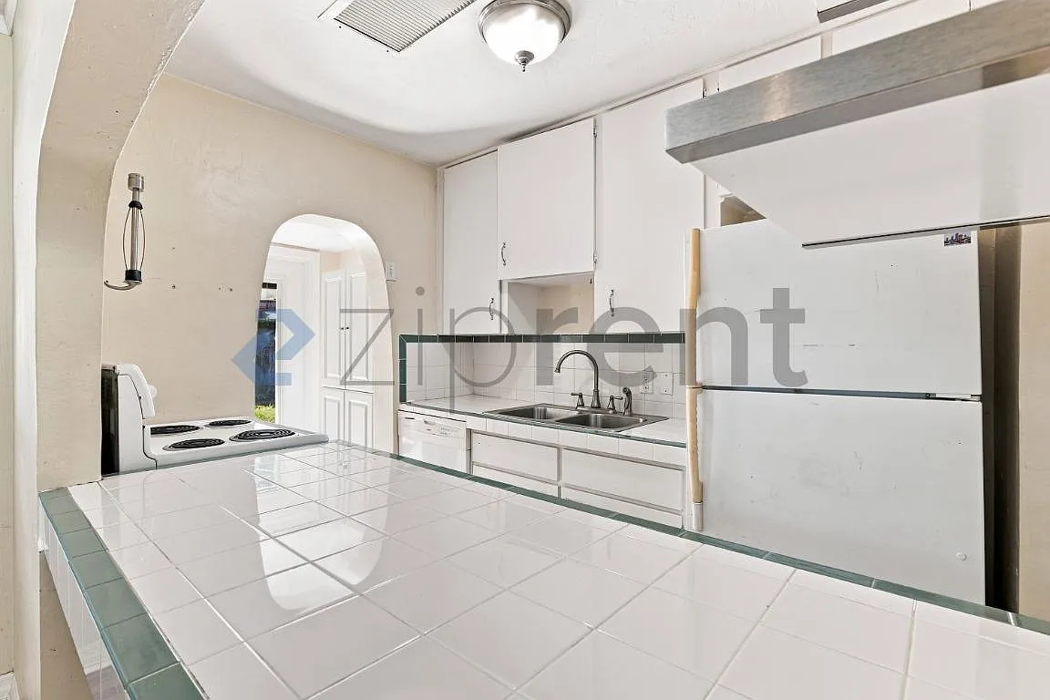 3 bed, 1570 sqft, $3,330 — Photo 2