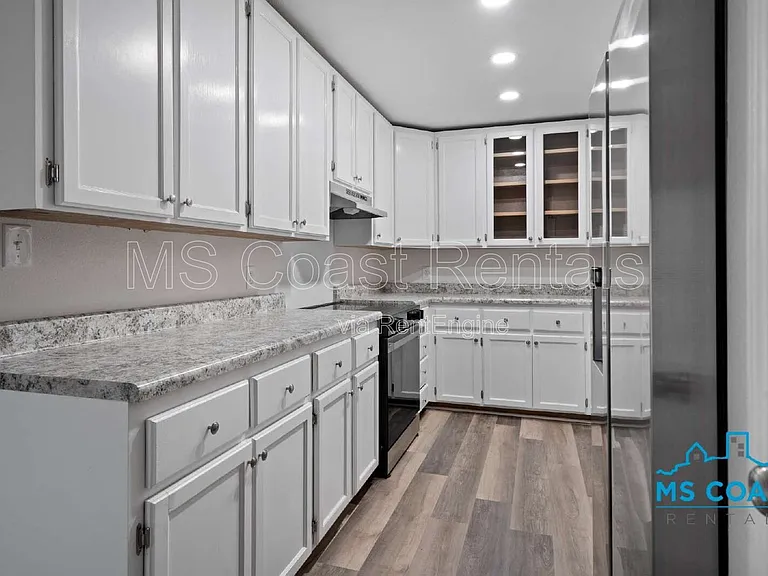 340 Hiller Dr — Photo 25