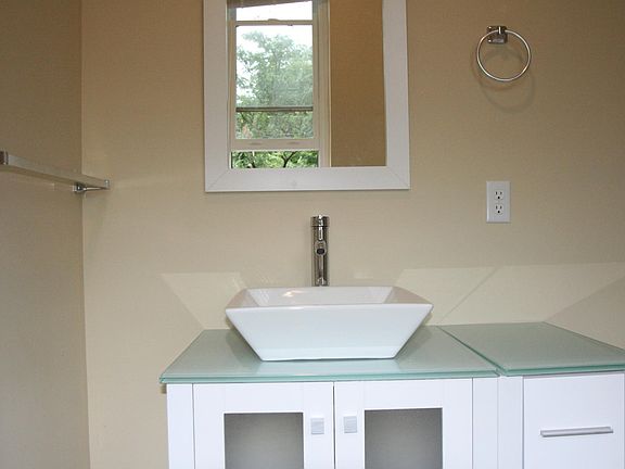 4th image of 844 Lincoln Ave #1