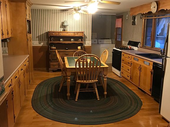 Spacious eat-in kitchen