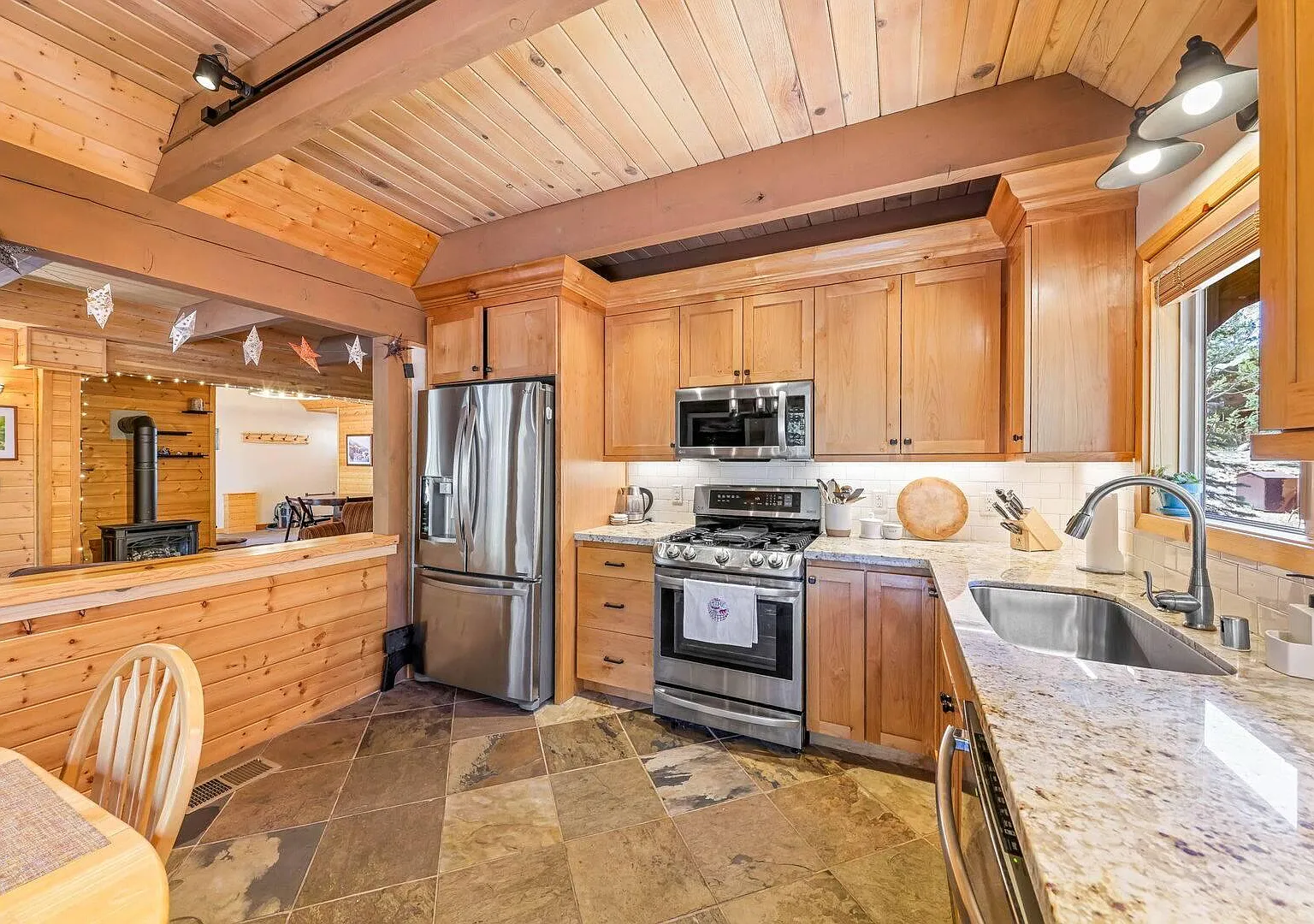 4 bed, 2029 sqft, $6,400 — Photo 1