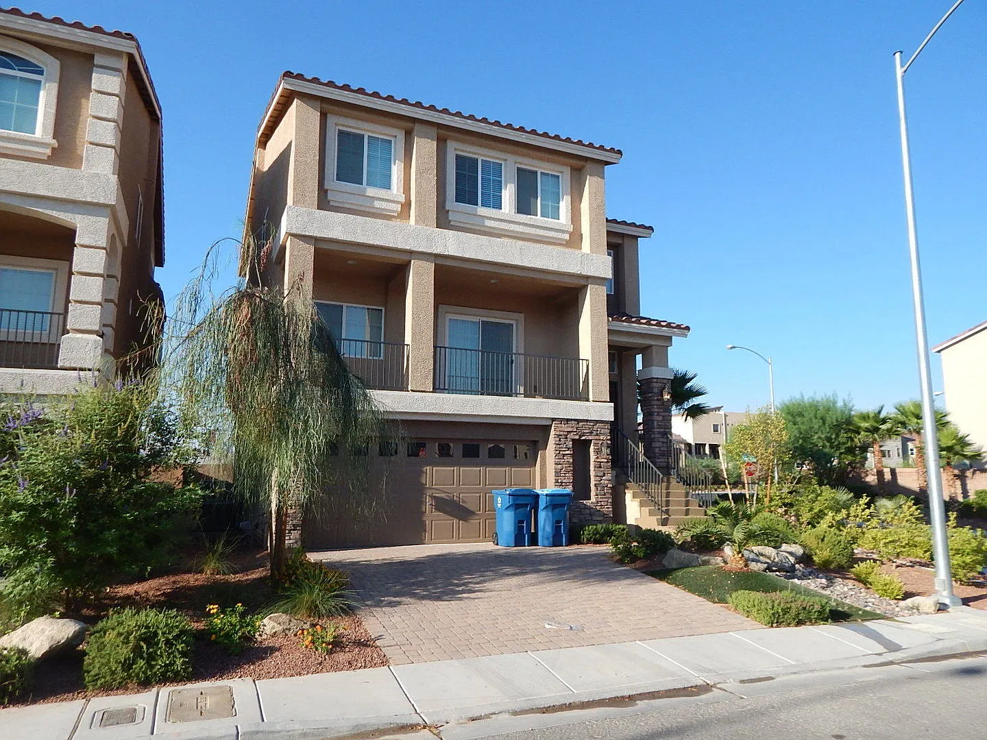 Large 3 story home with 4 bedrooms, 3.5 bathrooms and attached 2 car garage. — Photo 2