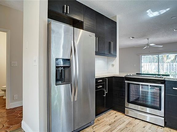 3rd image of 620 NE 9th Ave APT 4