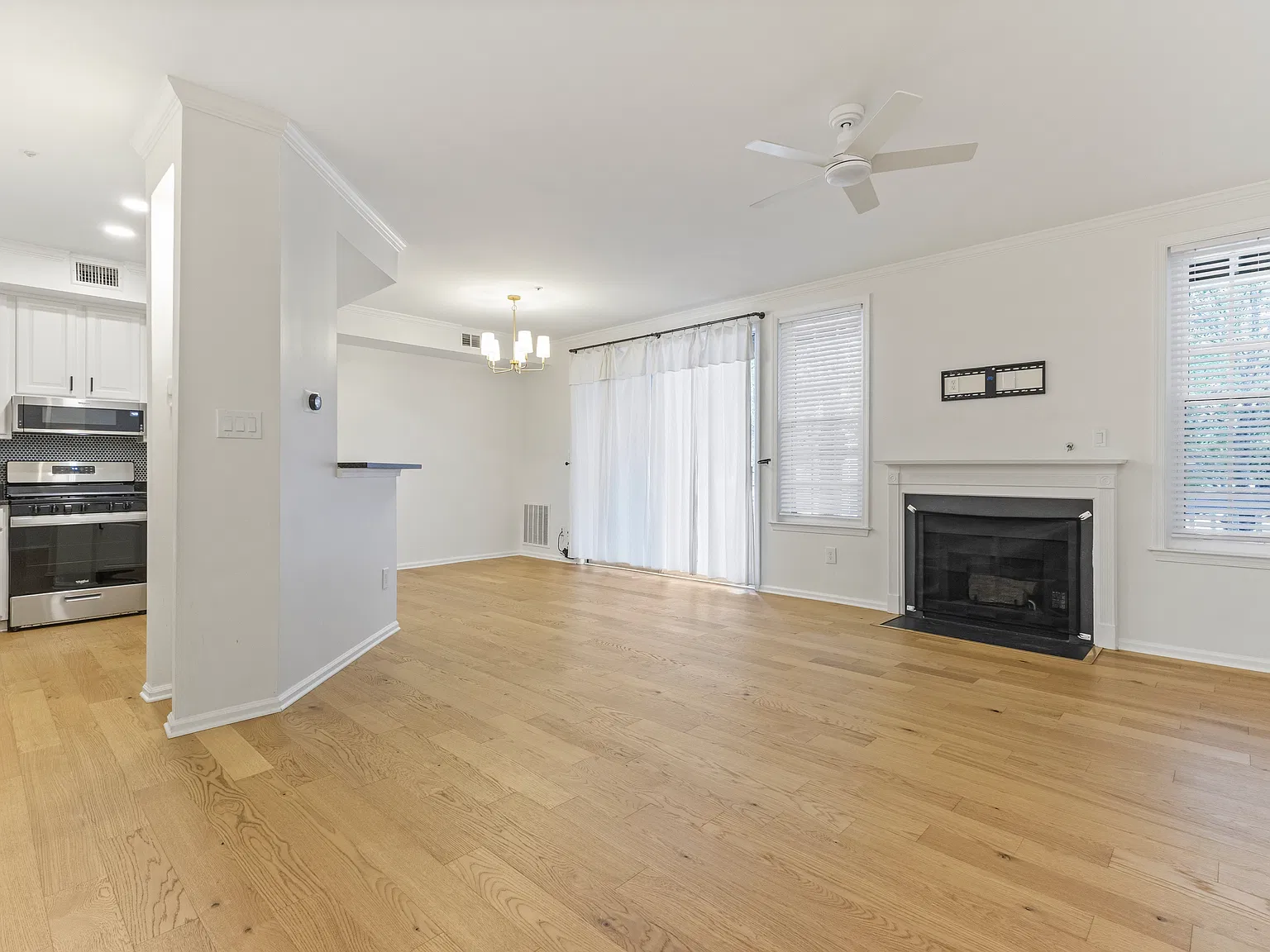 2 bed, 1053 sqft, $2,650 — Photo 3