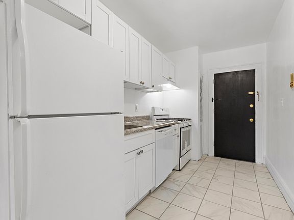 3rd image of 10 Roosevelt Pl #2B