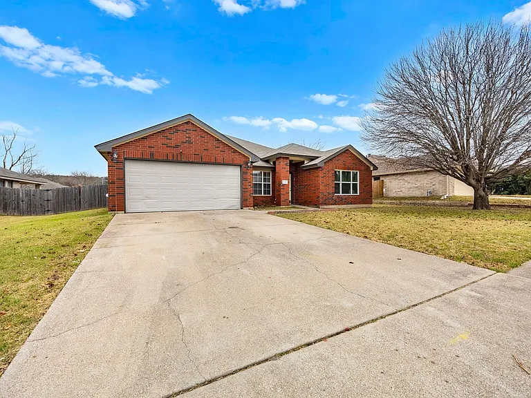 1005 Judy Ln — Photo 2