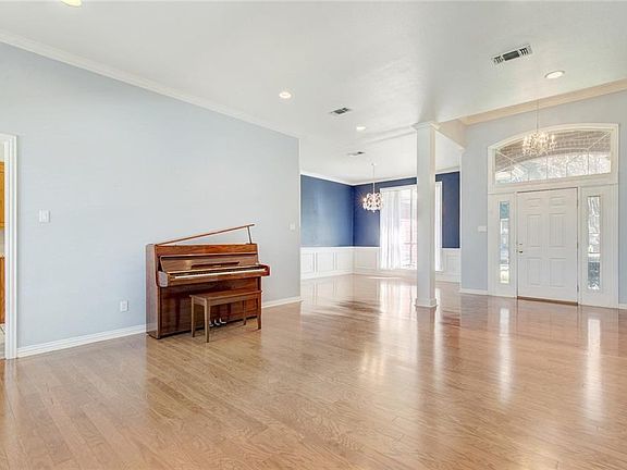 3rd image of 922 Canyon Dr