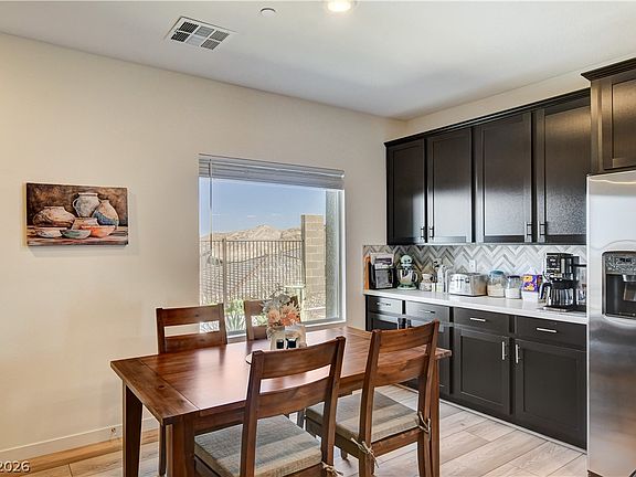 4th image of 896 Regent Terrace Ln