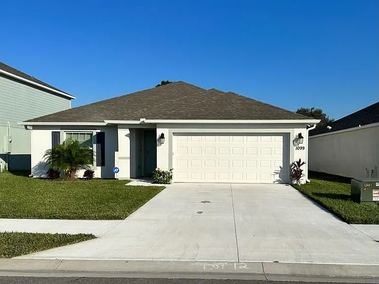 1099 Dania Cir NE — Photo 1