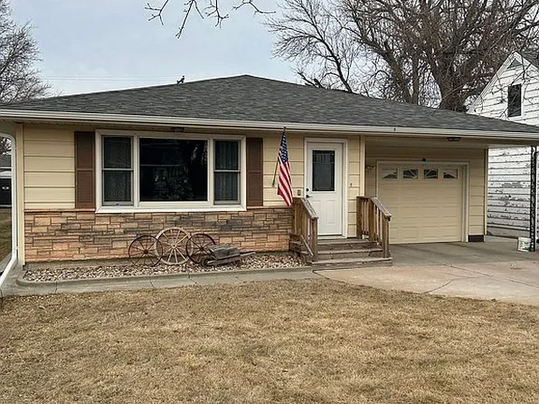 609 W Main St, Parkston, SD 57366