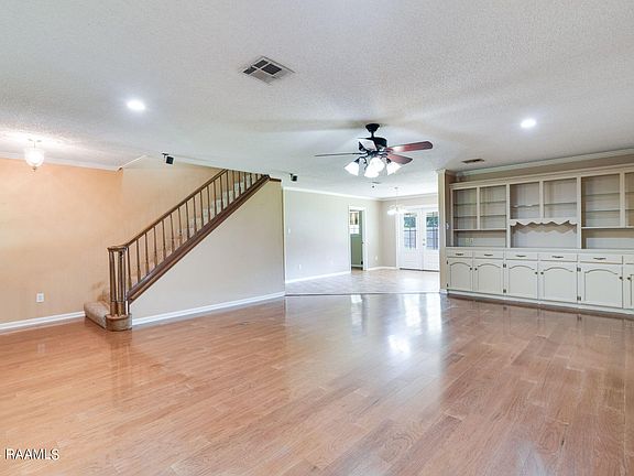 4th image of 303 Kilbourne Cir