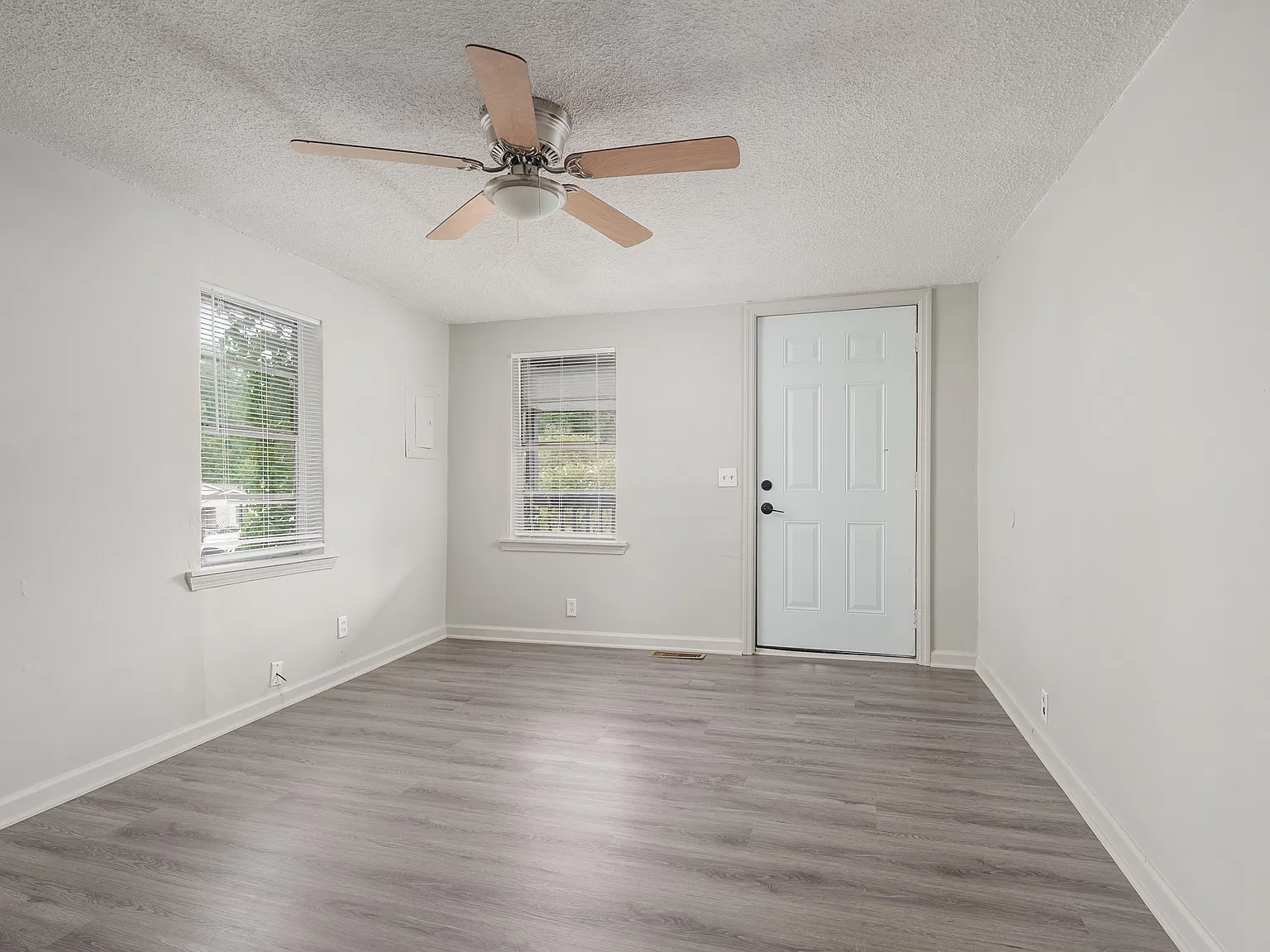 2 bed, 744 sqft, $1,300 — Photo 3