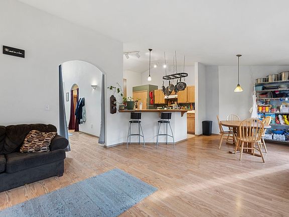 3rd image of 1049 Nepean Dr SE