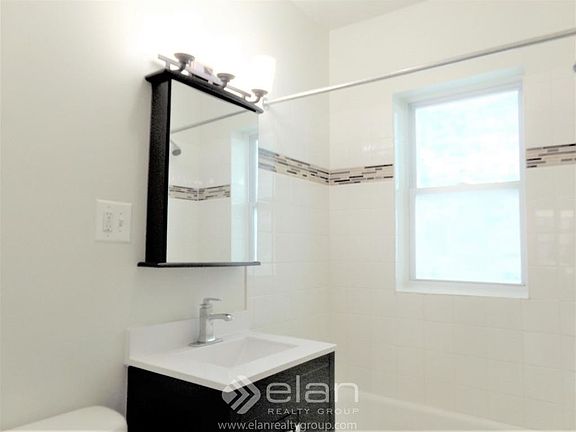 3rd image of 3819 N Greenview Ave #X-2w