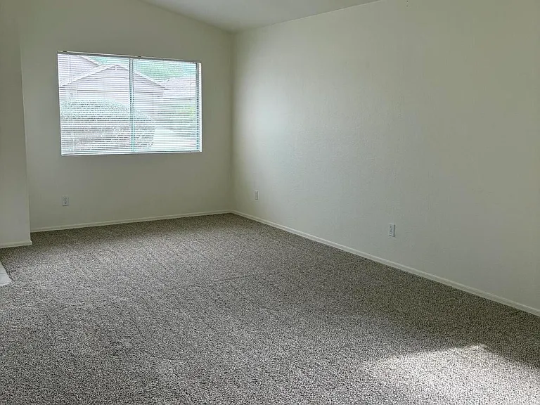 1653 E Saint Apollonia St — Photo 4