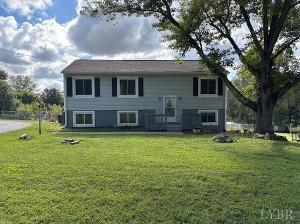 202 Oak Knob Dr, Forest, VA 24551