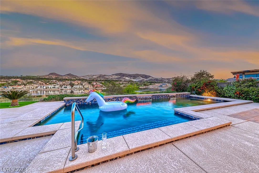 4 bed, 4.5 bath, 5033 sqft, $9,990 — Photo 1