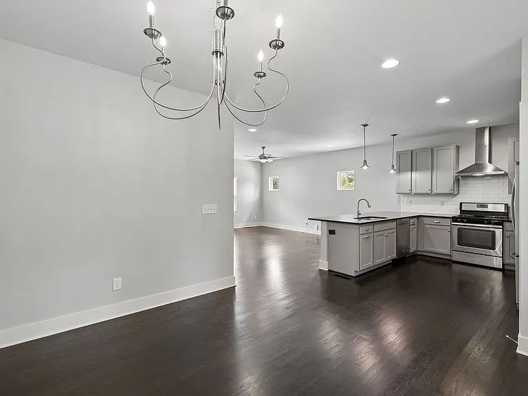 906 Smiley St — Photo 47