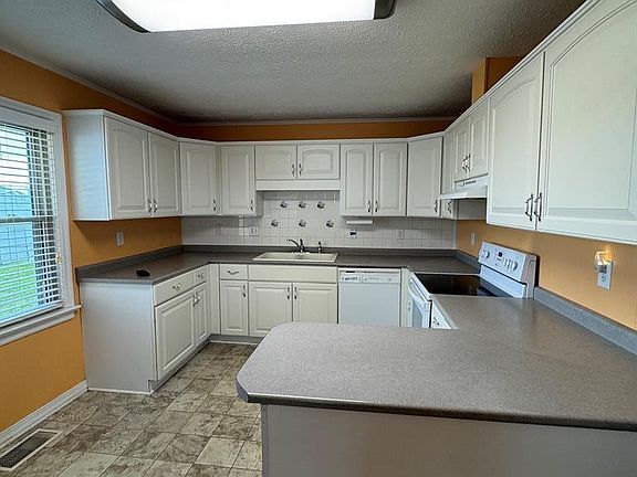 3rd image of 2913 Seminole Dr