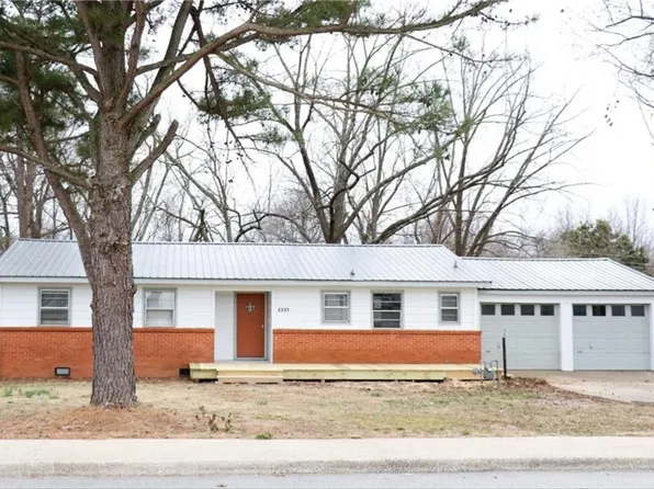 2221 W Lawson St, Fayetteville, AR 72703